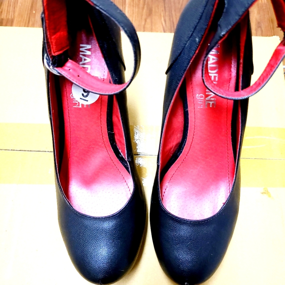 Mary Jane style black 5inchs pumps us size 9